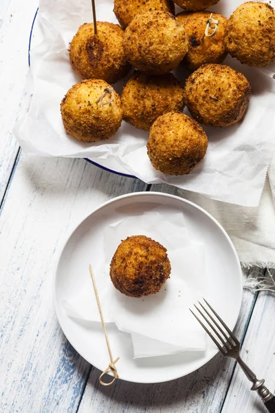 Arancini mit Spieß auf Teller — Stockfoto