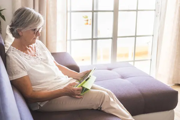 Senior woman using tablet — Stock Photo, Image
