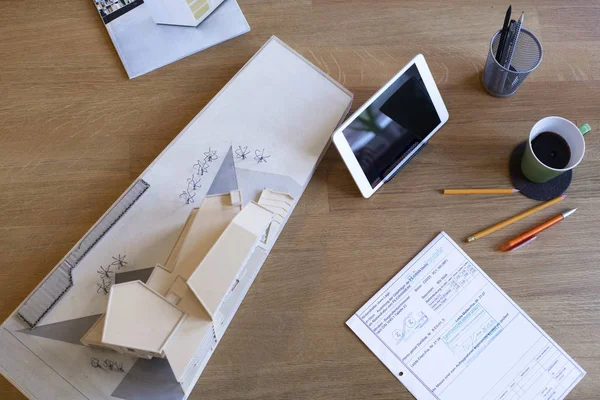 Bureau avec tablette et modèle architectural — Photo