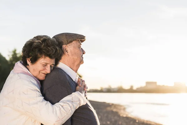 Senior couple hugging on beach — Stock Photo, Image