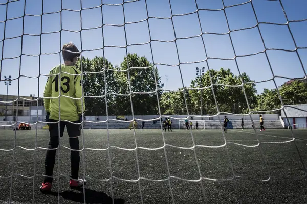 門に立ってサッカー ゴールキーパーとして少年 — ストック写真