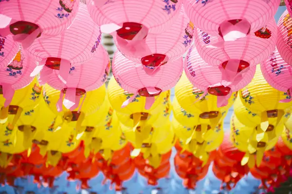 Kleurrijke lantaarns Boeddha verjaardag te vieren — Stockfoto
