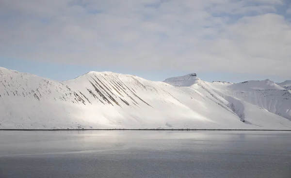 Vatten och snöklädda berg — Stockfoto