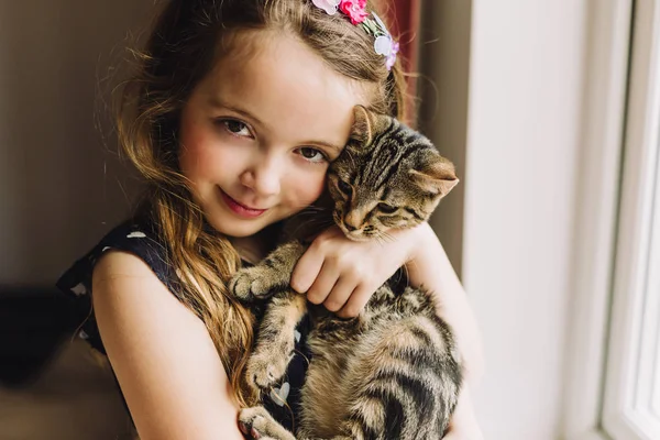 Chica sosteniendo gatito — Foto de Stock