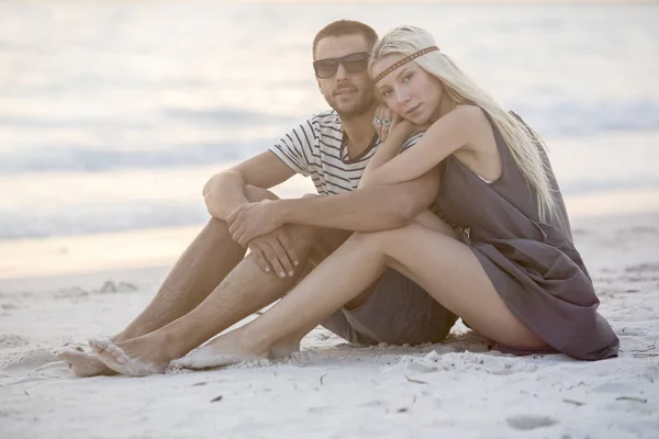 Couple sitting on beach — Stock Photo, Image