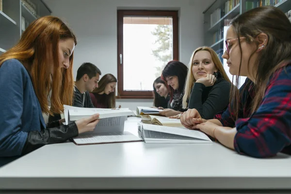 Students learning in library — Stock Photo, Image