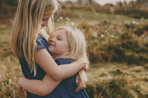 Irmãs loiras abraçando ao ar livre — Fotografia de Stock