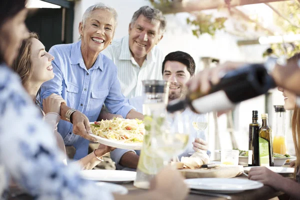 Family having lunch outside — Stock Photo, Image