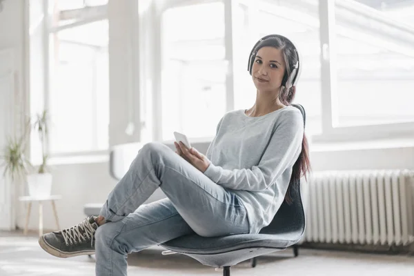 Vrouw video bellen van mobiele telefoon — Stockfoto