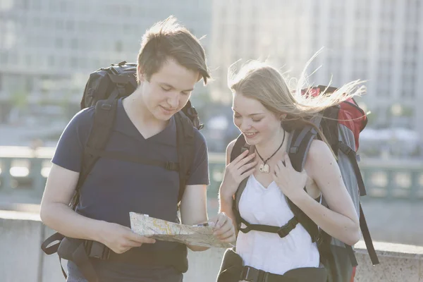 Germany Berlin Young Couple Traveling Berlin Backpacks Looking Map — Stock Photo, Image