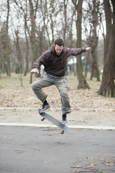 Skateboarder doen truc — Stockfoto