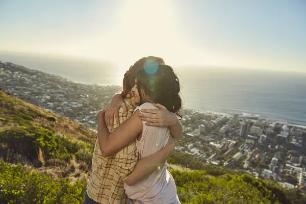 Vrouwen knuffelen boven stad — Stockfoto