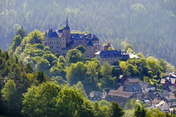 Старинный замок на зеленом холме — стоковое фото