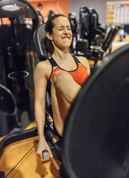 Kvinna arbetande ute i gym — Stockfoto