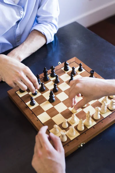 Двое мужчин играют в шахматы — стоковое фото
