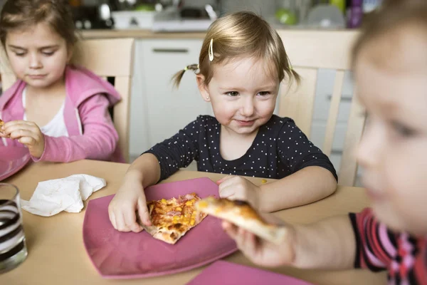 Портрет маленьких девочек, поедающих пиццу — стоковое фото