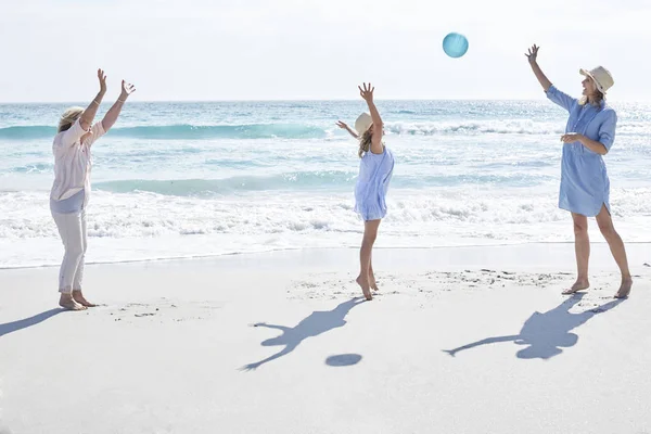 Famille jouant au ballon en mer — Photo