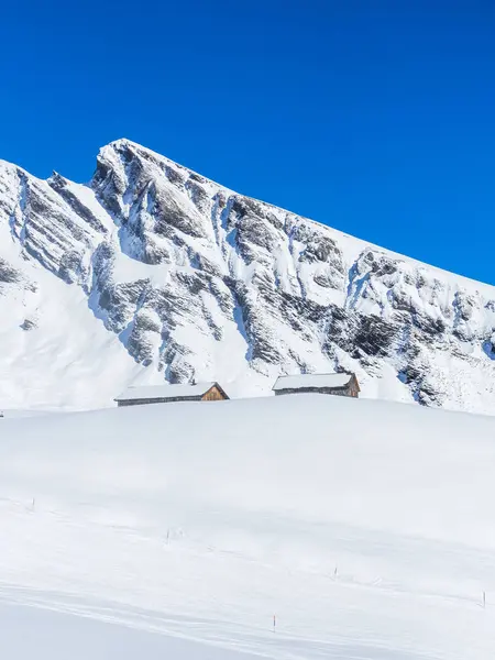 Paisaje invernal con cabañas de esquí —  Fotos de Stock