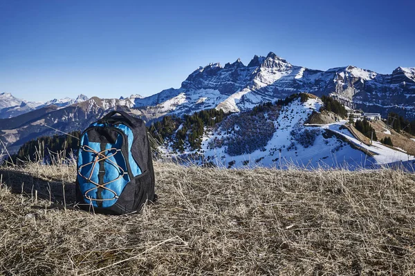 Zaino Appoggiato Terra Contro Rocce Durante Giorno — Foto Stock