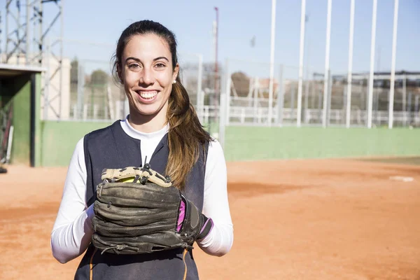 Porträtt Leende Kvinnliga Baseballspelare Med Baseball Handske — Stockfoto