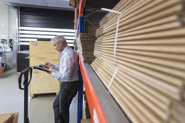 Businessman using tablet — Stock Photo, Image