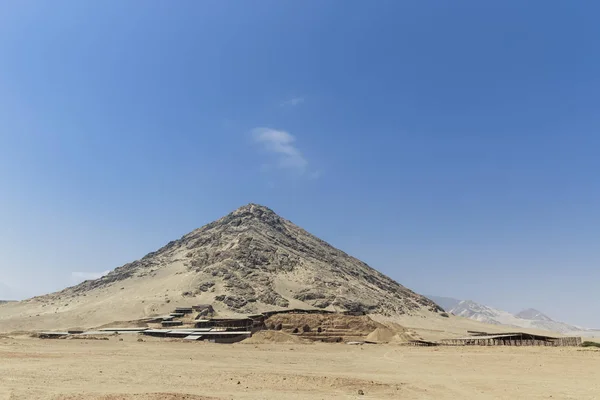 Вид Зруйновану Будівлю Проти Пагорба Вдень Перу — стокове фото