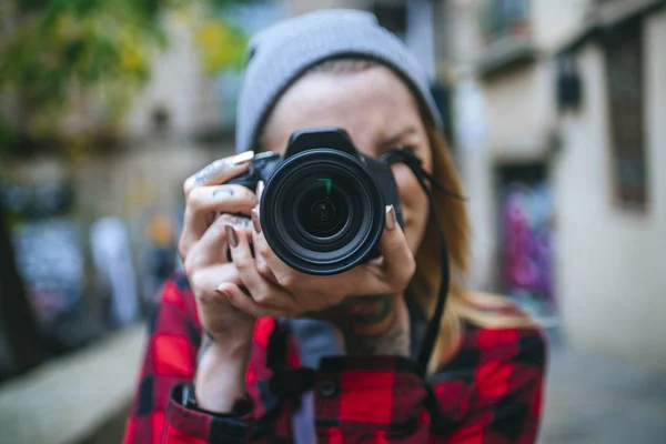 Closeup Tattooed Woman Taking Photo Reflex Camera — Stock Photo, Image