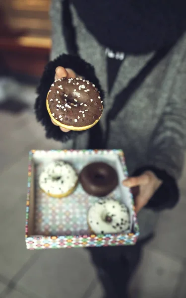 Vrouw Met Donut Met Chocolade Slagroom Gedeeltelijke Weergave — Stockfoto