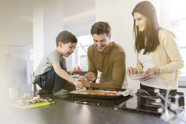 Família Preparando Pizza Cozinha Juntos — Fotografia de Stock