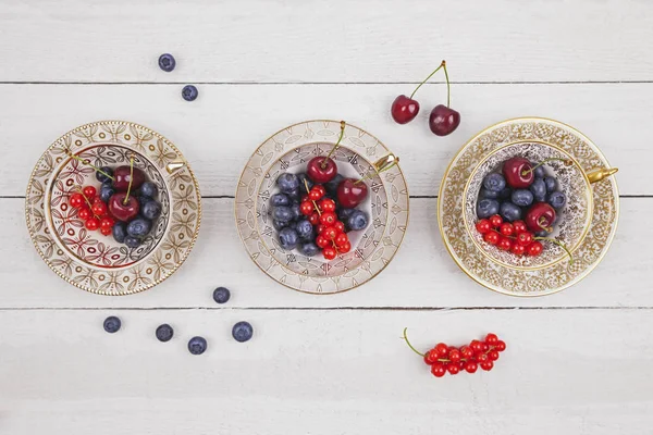 Porcelain Cups Fresh Berries Row White Wooden Table — Stock Photo, Image