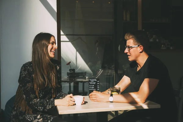Lächelndes Paar Sitzt Café Und Redet — Stockfoto