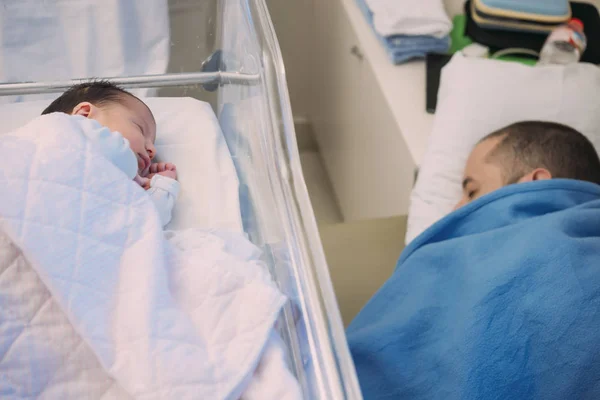 Father Sleeping Next Newborn Baby Girl Hospital — Stock Photo, Image