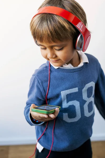 Chłopiec Słuchawki Słuchać Muzyki Telefonu Komórkowego — Zdjęcie stockowe