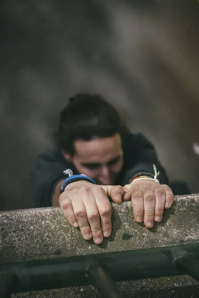 Руки Молодого Человека Занимающегося Паркуром Городе — стоковое фото