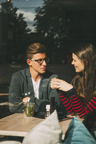Lächelndes Paar Sitzt Café Und Redet — Stockfoto