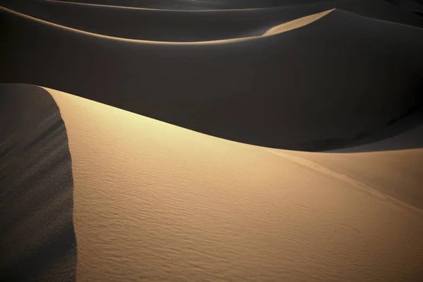 Свет и тень на песчаных дюнах — стоковое фото
