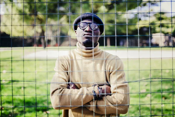 Retrato Jovem Homem Atrás Cerca — Fotografia de Stock