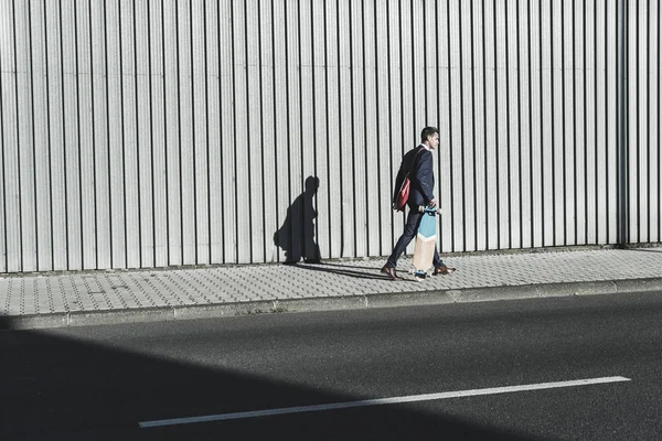 Joven Hombre Negocios Caminando Con Monopatín Sobre Pavimento — Foto de Stock