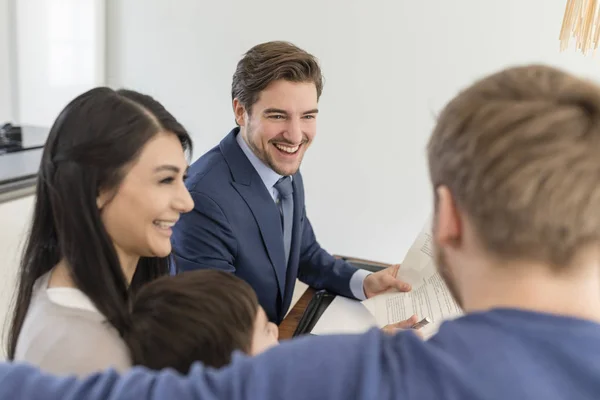 Happy Consultant Talking Family Home — Stock Photo, Image