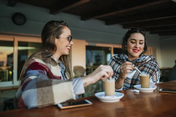 Dos Jóvenes Tomando Café Fuera Café España Andalucía Vejer Frontera —  Fotos de Stock