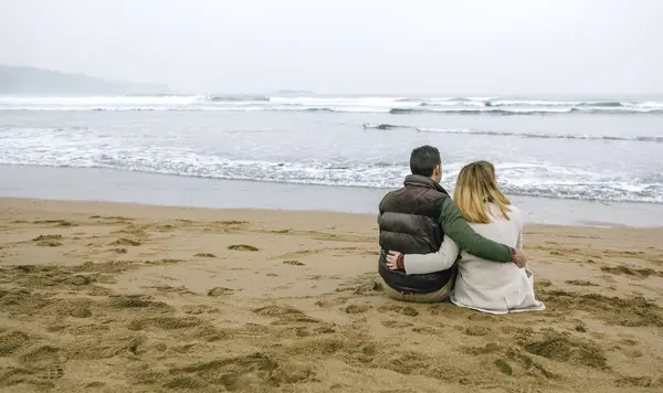 Espagne Asturies Vue Arrière Couple Embrassant Tout Regardant Mer Assis — Photo