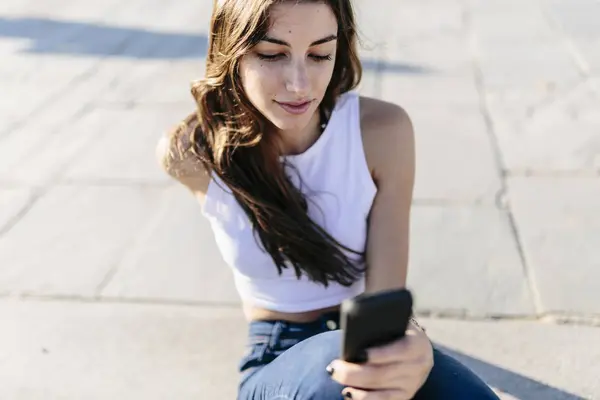 Portret Van Een Jonge Vrouw Met Behulp Van Smartphone Bijgesneden — Stockfoto