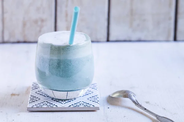 Latte azul colorido com espirulina — Fotografia de Stock