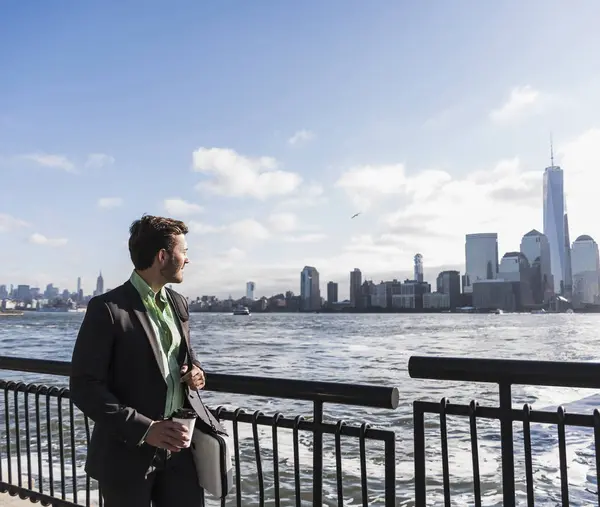 Eua Nova York Nova Jersey Manhattan Jovem Empresário Caminhando Beira — Fotografia de Stock