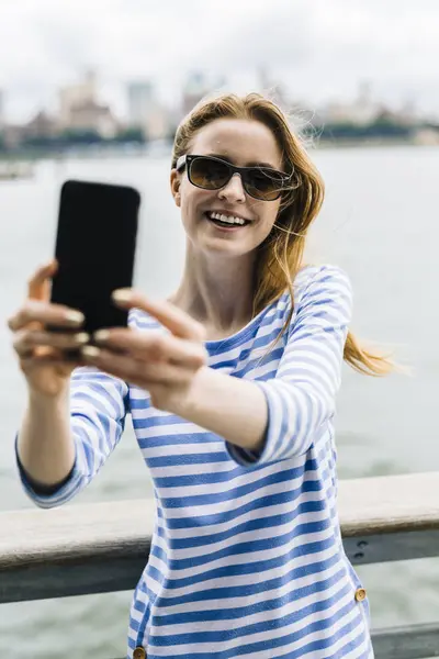Jovem Mulher Ponte Tomando Selfie — Fotografia de Stock