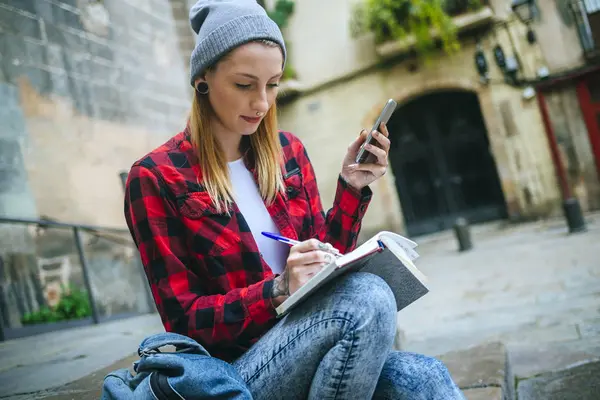 Young Woman Writing Notebook Notes Mobile Phone Sitting Ladder — Stock Photo, Image