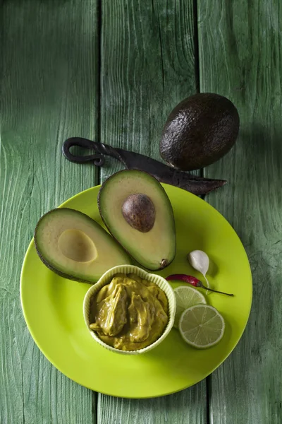 Skål af Guacamole og ingredienser - Stock-foto