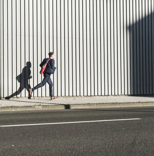 Joven Hombre Negocios Corriendo Pavimento Largo Del Edificio — Foto de Stock