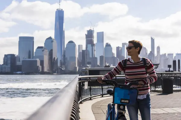 Mujer Pie Con Bicicleta Paseo Marítimo Nueva Jersey Con Vistas — Foto de Stock