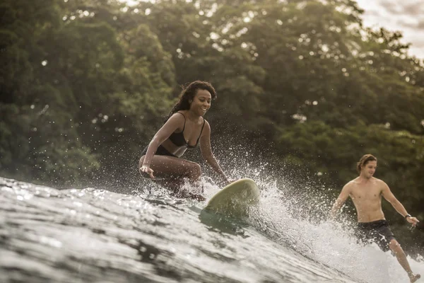 Indonesia Giava Felice Donna Uomo Surf — Foto Stock